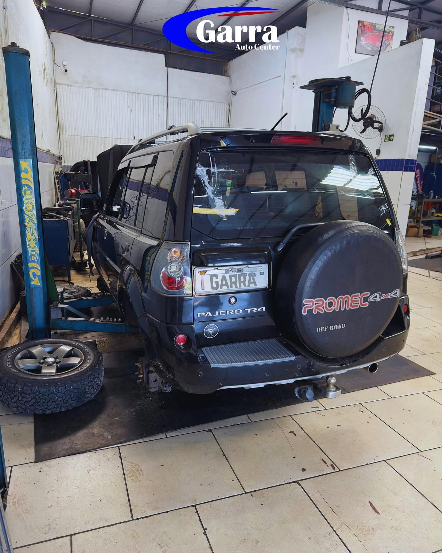 Pajero TR4 em manutenção de suspensão na Garra Auto Center