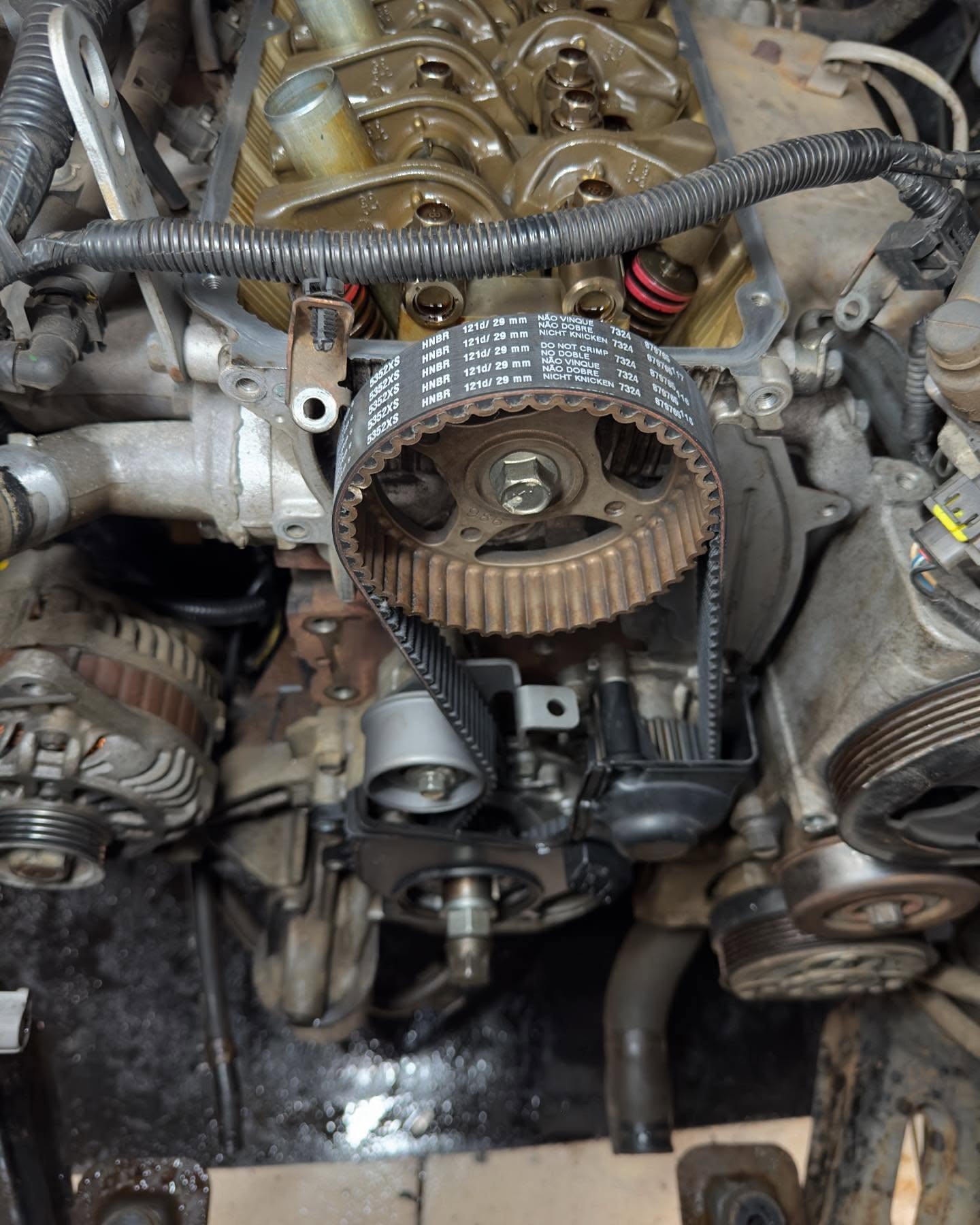 Motor com tampa de válvulas aberta em manutenção na Garra Auto Center