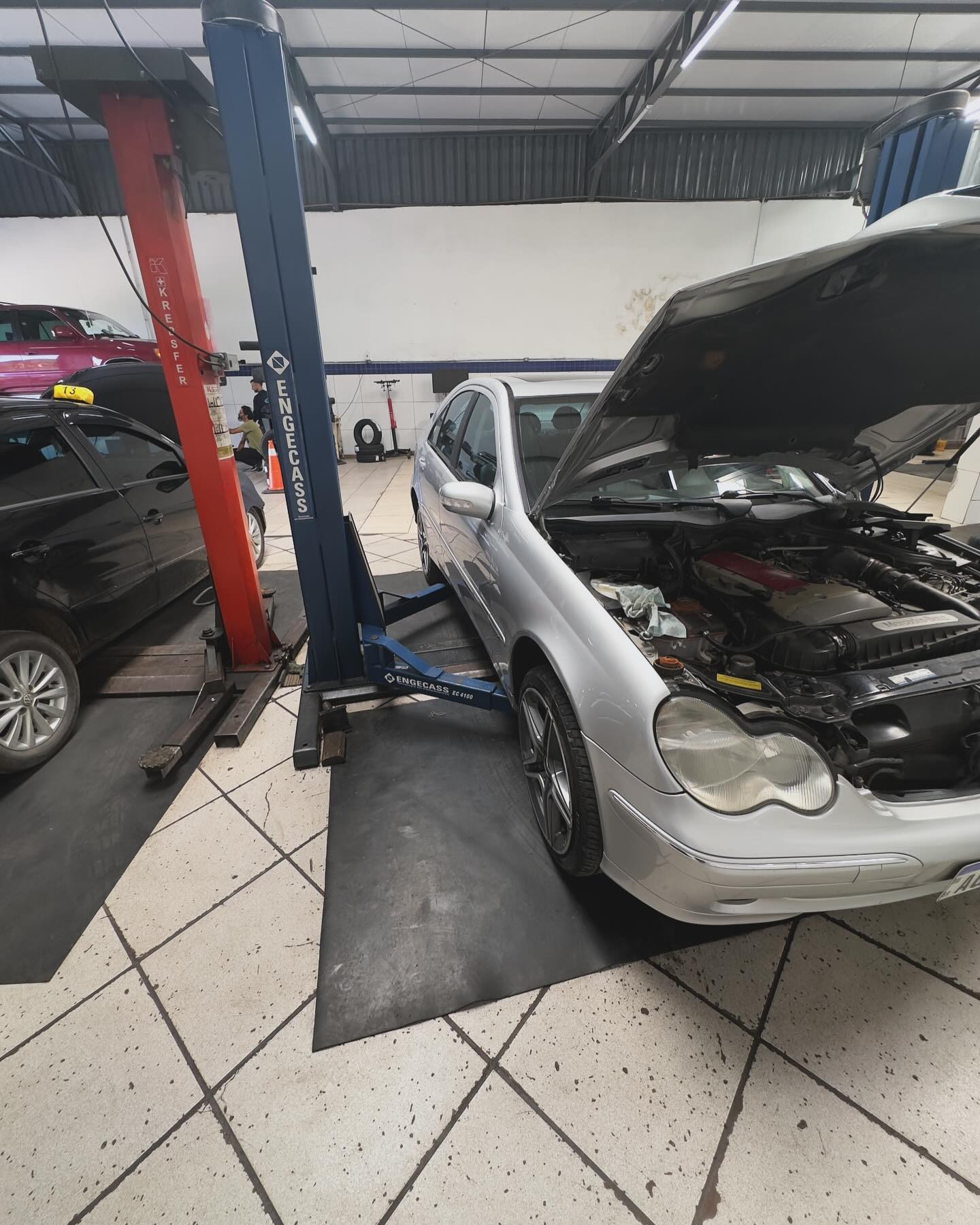 Mercedes-Benz em revisão na oficina em Viamão RS
