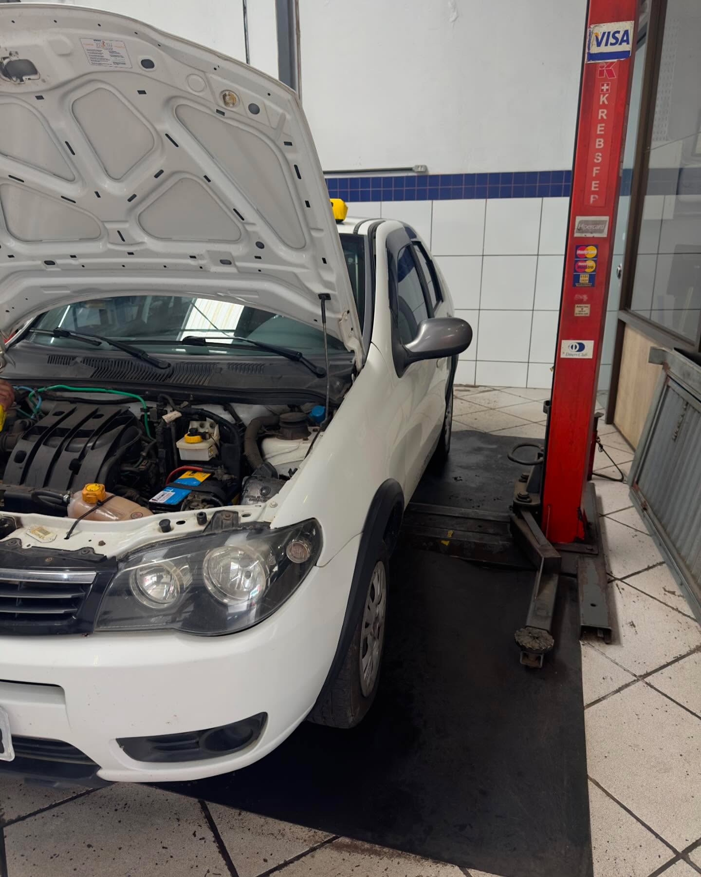 Fiat Palio com capô aberto para revisão do motor